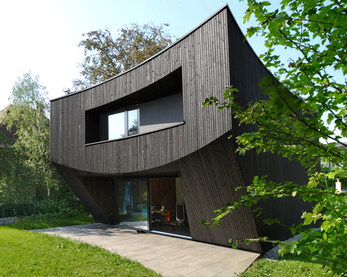daluz gonzalez architekten completes all-black 'casa curved' in switzerland
