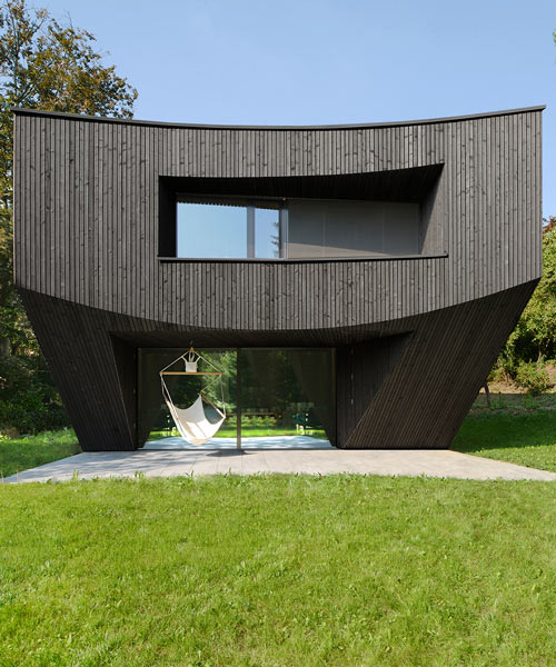 daluz gonzalez architekten completes all-black 'casa curved' in switzerland