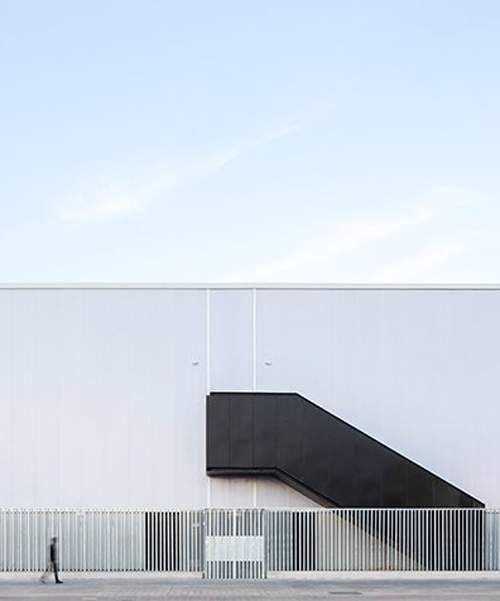 ERRE arquitectura designs a 15.000 sqm polycarbonate basketball complex in valencia