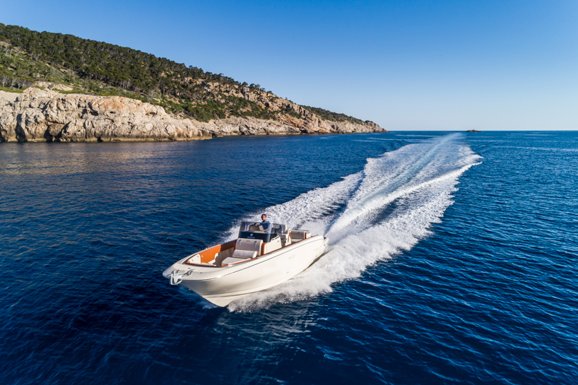 invictus 280SX yacht delivers elegant performance in less than 9 meters