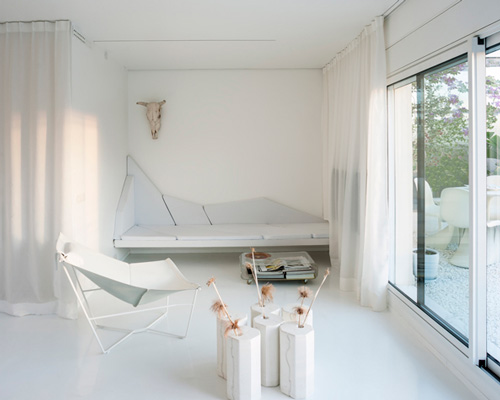 marco de gregorio - jan henriksen architects refurbishes barcelona apartment using an all white palette