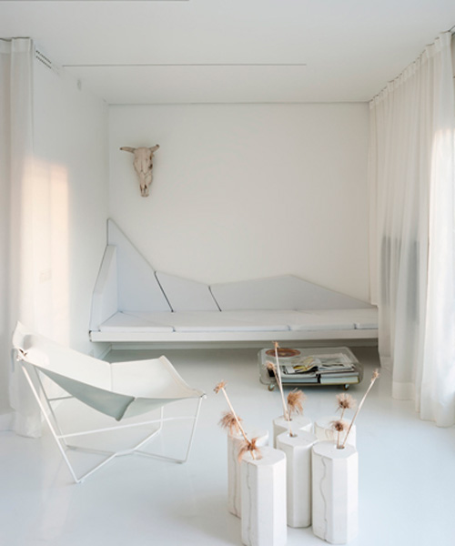 marco de gregorio - jan henriksen architects refurbishes barcelona apartment using an all white palette