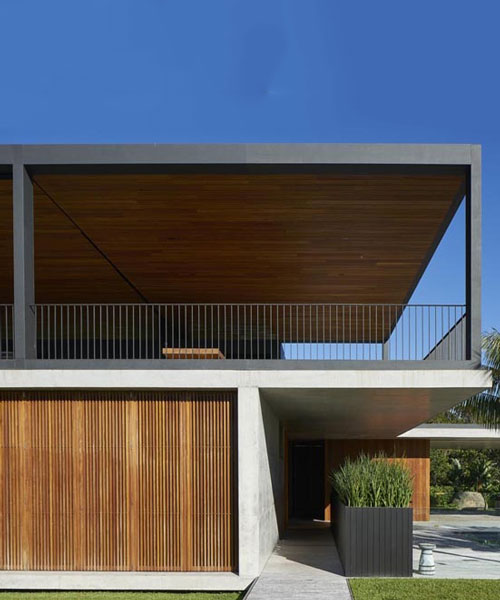 flexible timber screens allow sunrise house by mck to open up or shut down completely