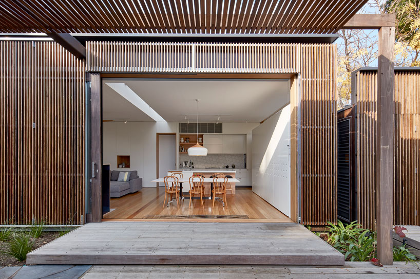 warc studio's screen house in australia is cloaked in timber hardwood