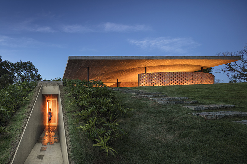 studio-mk27-tops-planar-house-with-an-expansive-green-roof