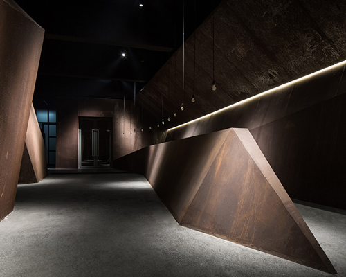 AD ARCHITECTURE's office in china adopts a sense of integrity using dark steel plates