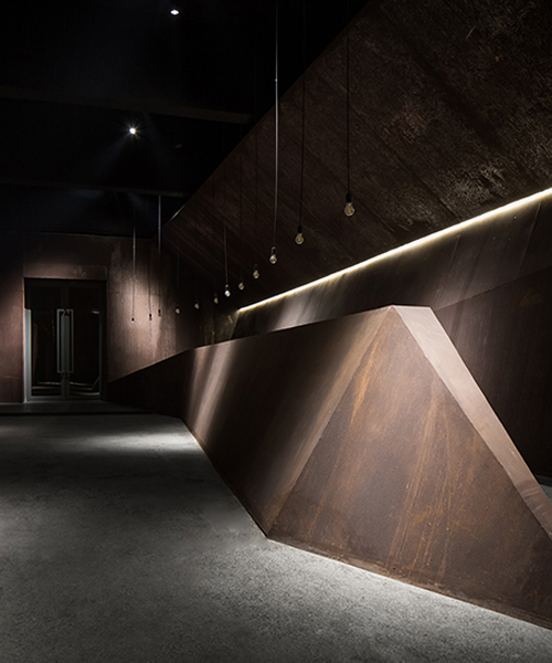 AD ARCHITECTURE's office in china adopts a sense of integrity using dark steel plates