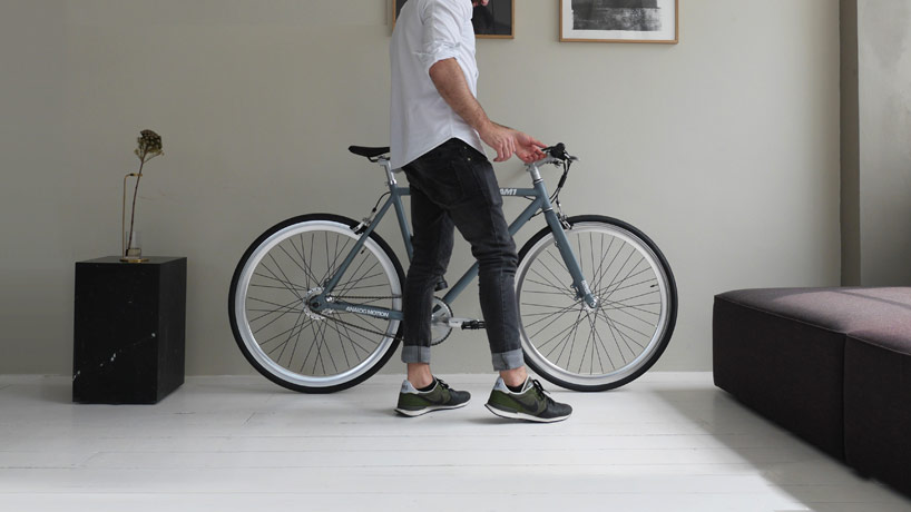 minimal analog motion AM1 electric bike substitutes weight for power