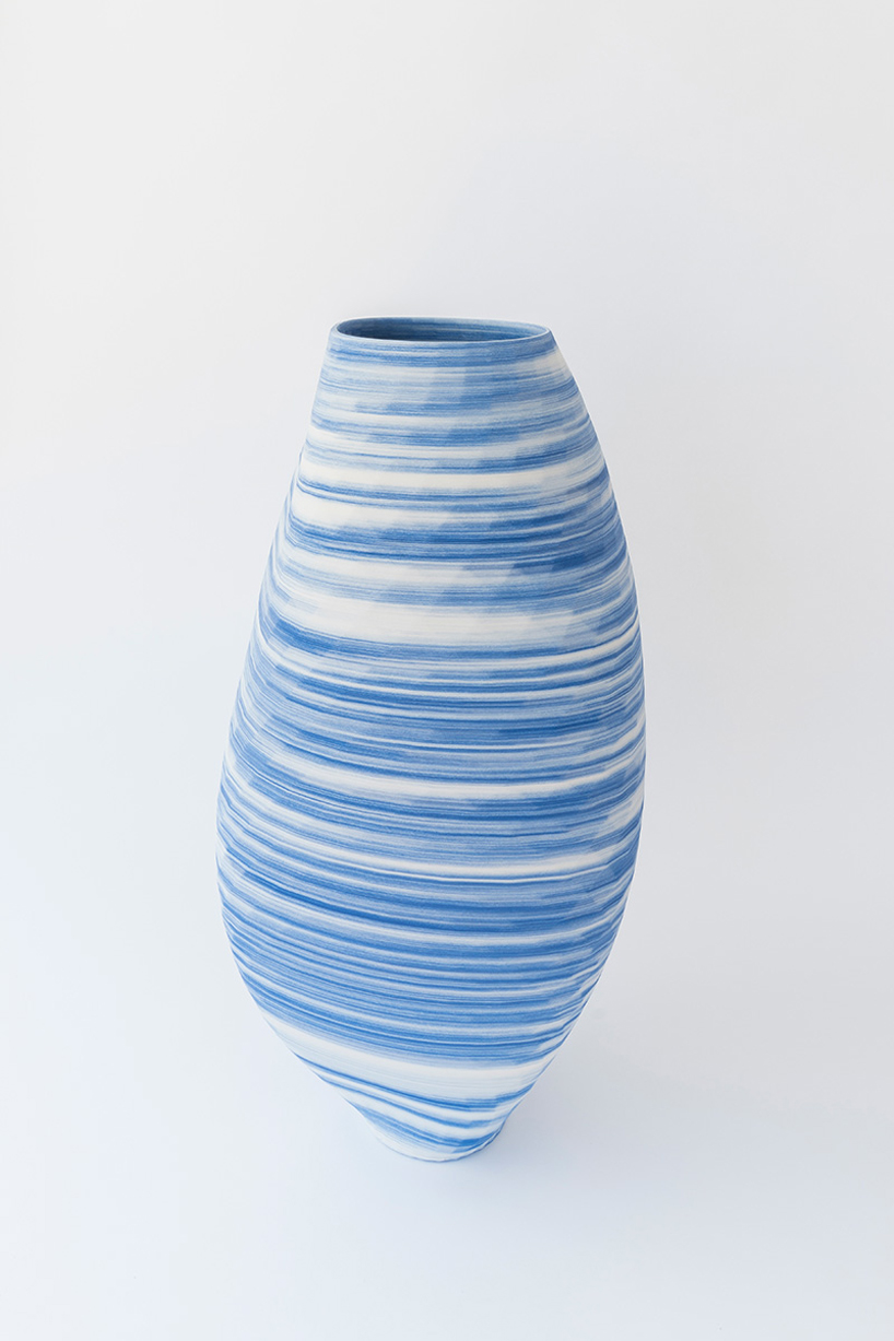 3D-printed porcelain vases by olivier van herpt in blue and white