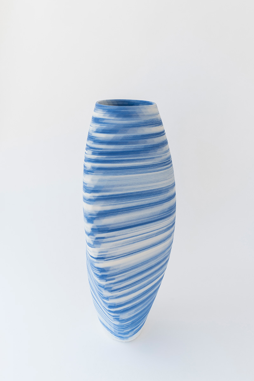 3D-printed porcelain vases by olivier van herpt in blue and white
