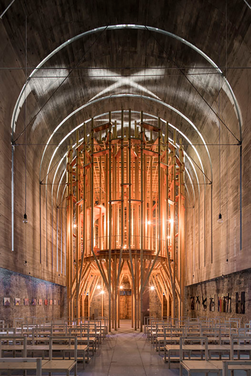 cerejeira fontes inserts a wooden space of absolute ‘restless silence' into a chapel in portugal