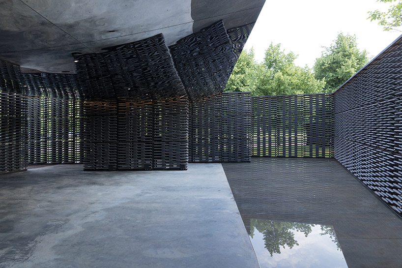 frida escobedo's 2018 serpentine pavilion dramatically diffuses views of hyde park