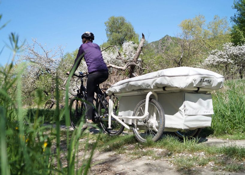 the b-turtle inflatable camper lets cyclists pitch up anywhere and everywhere