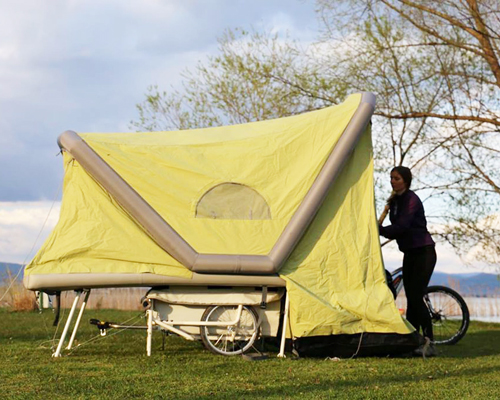 the b-turtle inflatable camper lets cyclists pitch up anywhere and everywhere