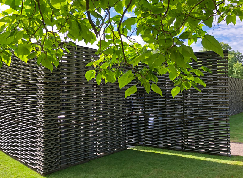 frida escobedo's 2018 serpentine pavilion dramatically diffuses views of hyde park