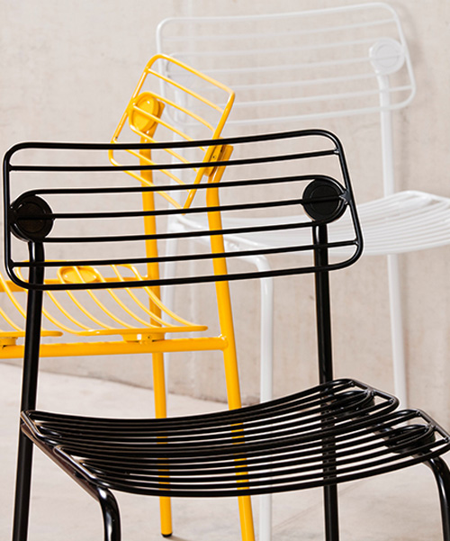 users can customize en bruto's hache chair to alter its shape and color