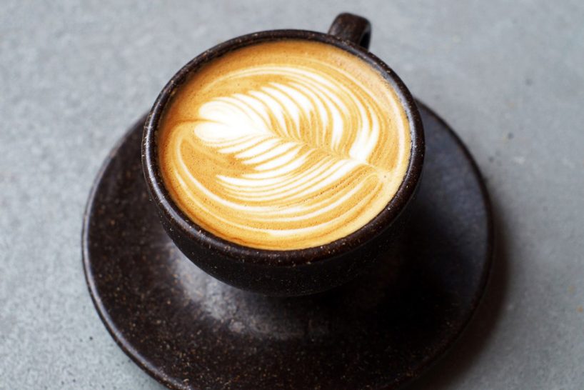 https://static.designboom.com/wp-content/uploads/2018/07/kaffeeform-reusable-coffee-cups-made-old-recyclable-coffee-grounds-designboom-3-818x546.jpg