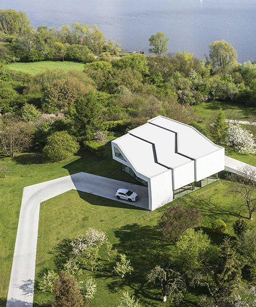 studio KWK promes' 'by the way' house is wrapped in its own driveway