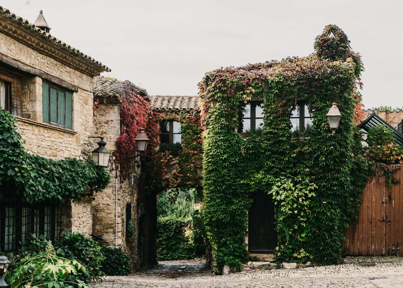 mesura peratallada castle garden
