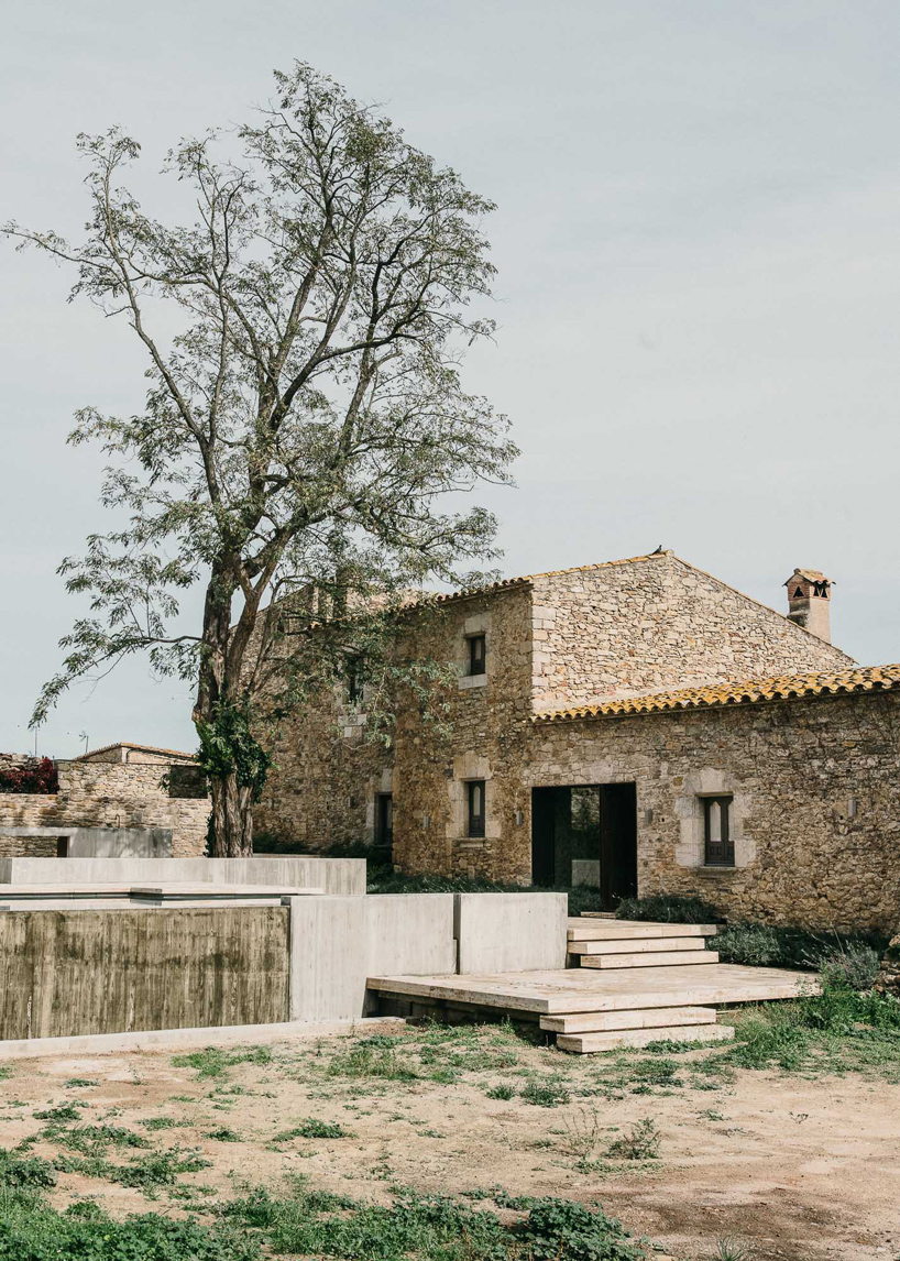 mesura transforms the garden of a spanish medieval castle in catalonia