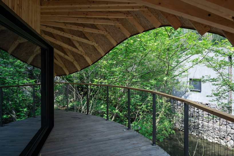 the undulating roof of this bamboo treehouse dictates its circular sequence of spaces monoarchi
