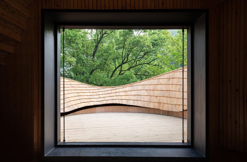 the undulating roof of this bamboo treehouse dictates its circular sequence of spaces monoarchi