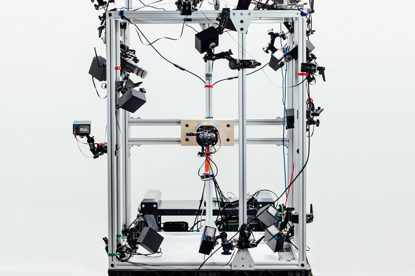 robot hand rotates cube