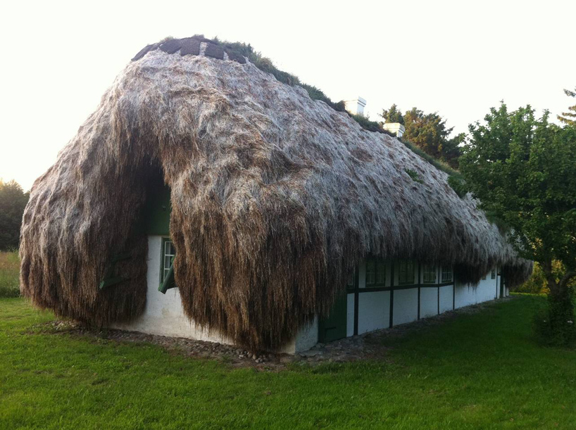 The Roof Of This Cottage In Denmark Is Made Of Over 32 Tons Of Seaweed The Roof Of This Cottage In Denmark Is Made Of Over 32 Tons Of Seaweed