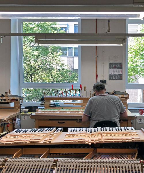 hamburg factory visit: three keys of steinway & sons enriched with technology
