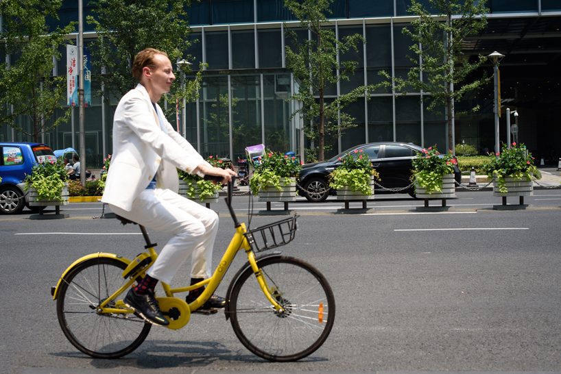 studio roosegaarde's smog free tower returns to rotterdam, predicting new solutions for a clean air future