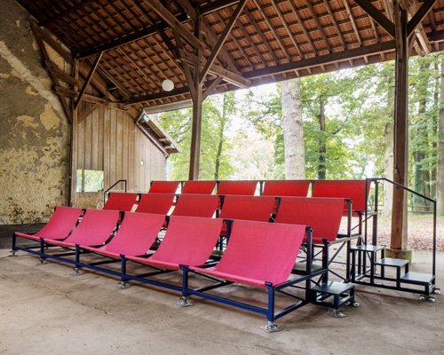 modular structure by PZZL combines the comfort of a deckchair with the structure of a bench