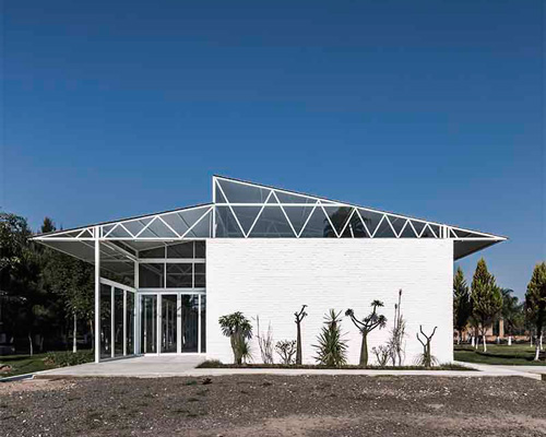 cotaparedes arquitectos' multipurpose avila pavilion on the outskirts of guadalajara, mexico