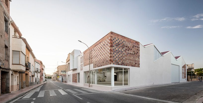 NUA arquitectures refurbishes an agricultural machine repair complex in tarragona, spain