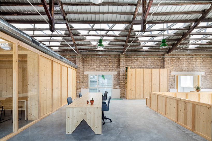 NUA arquitectures refurbishes an agricultural machine repair complex in tarragona, spain