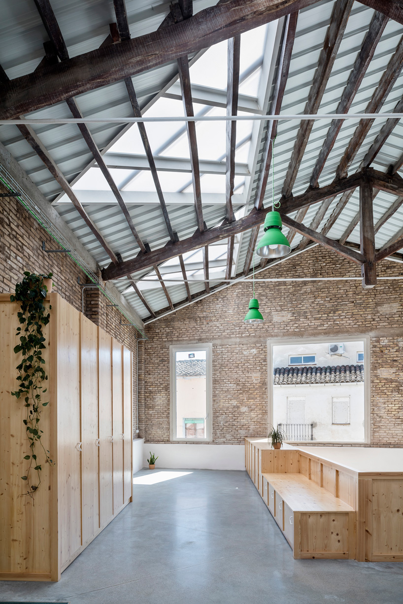 NUA arquitectures refurbishes an agricultural machine repair complex in tarragona, spain