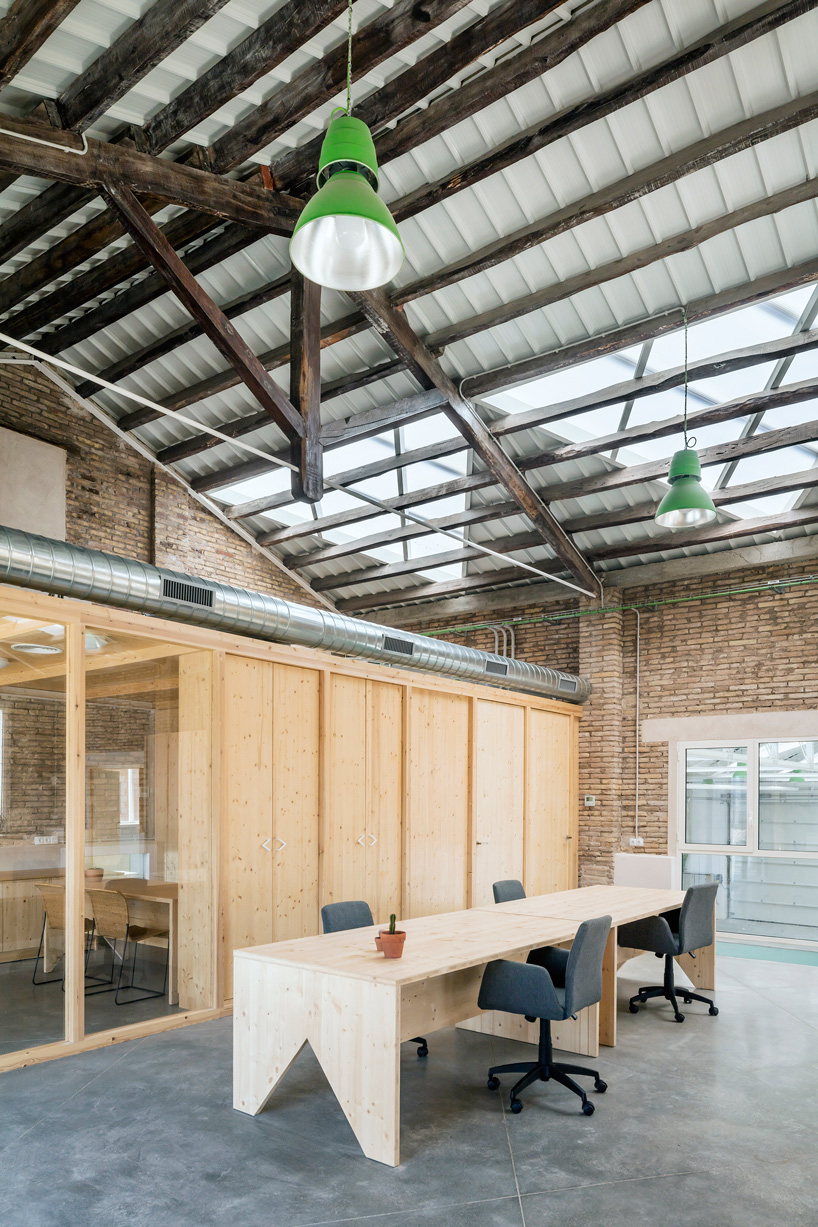 NUA arquitectures refurbishes an agricultural machine repair complex in tarragona, spain