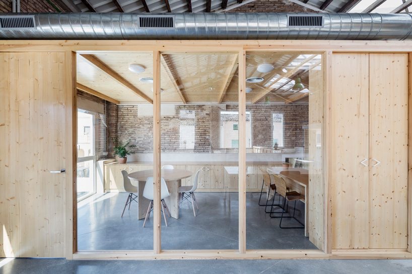 NUA arquitectures refurbishes an agricultural machine repair complex in tarragona, spain