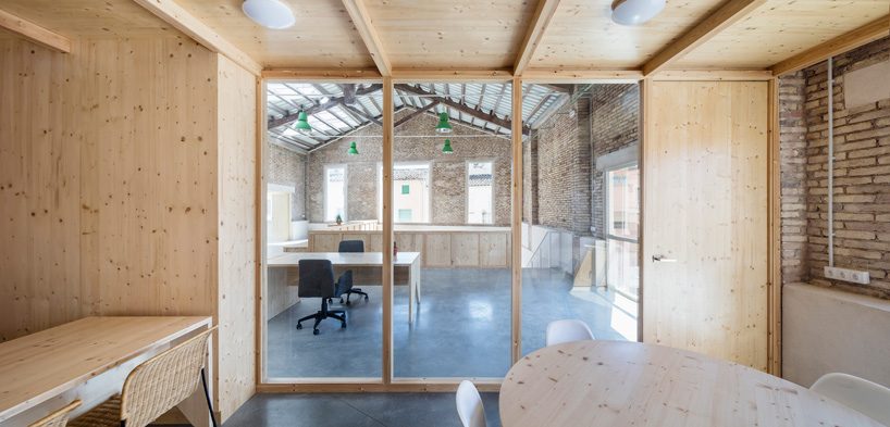 NUA arquitectures refurbishes an agricultural machine repair complex in tarragona, spain