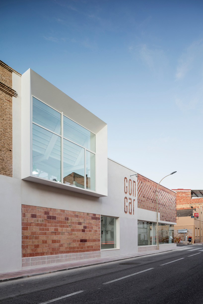 NUA arquitectures refurbishes an agricultural machine repair complex in tarragona, spain