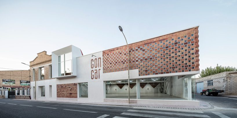 NUA arquitectures refurbishes an agricultural machine repair complex in tarragona, spain