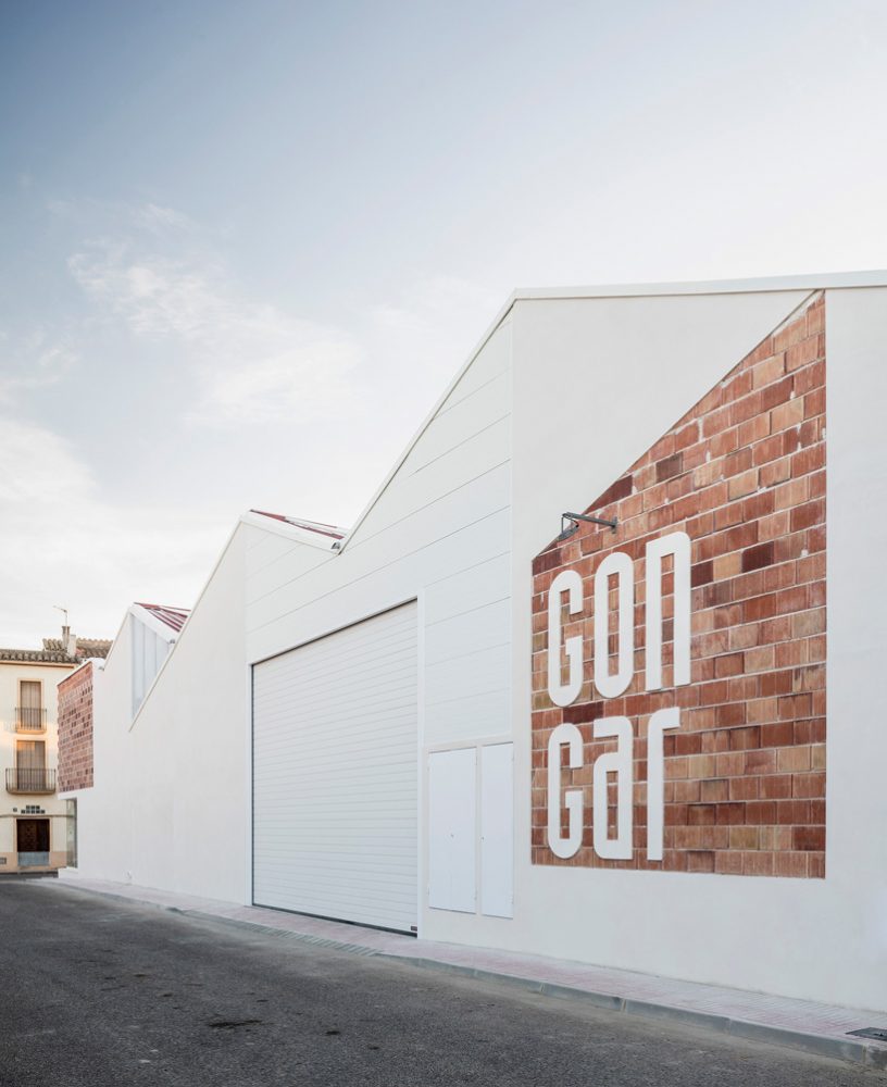 NUA arquitectures refurbishes an agricultural machine repair complex in tarragona, spain