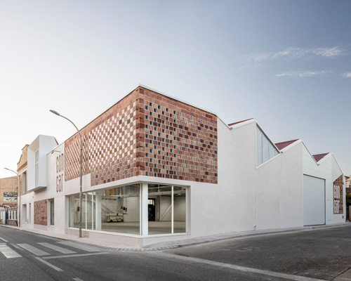 NUA arquitectures refurbishes an agricultural machine repair complex in tarragona, spain