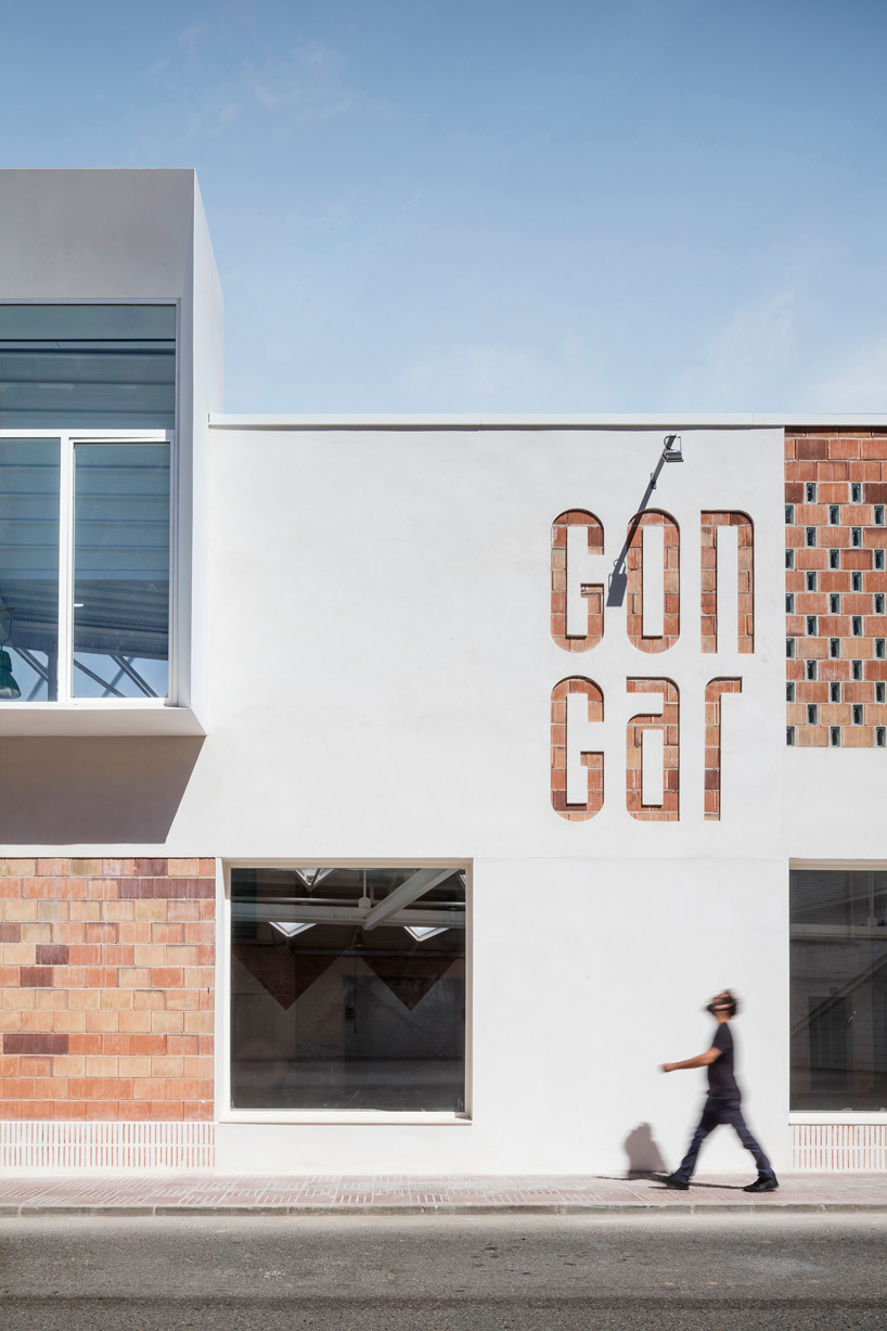 NUA arquitectures refurbishes an agricultural machine repair complex in tarragona, spain
