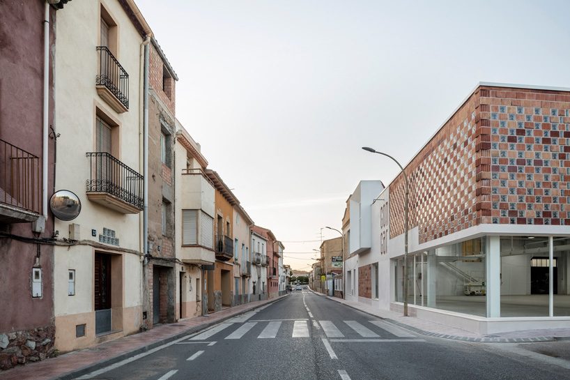 NUA arquitectures refurbishes an agricultural machine repair complex in tarragona, spain
