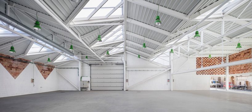 NUA arquitectures refurbishes an agricultural machine repair complex in tarragona, spain