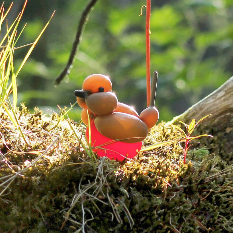artist makes brilliant balloon sculptures of birds in the wild