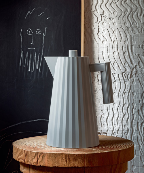 the plissé kettle by michele de lucchi for alessi resembles a folded piece of fabric