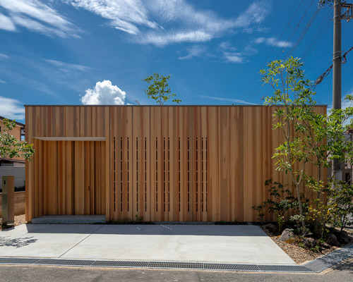 arbol builds a family house with three inner courtyards in akashi, japan