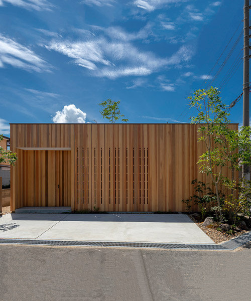 arbol builds a family house with three inner courtyards in akashi, japan