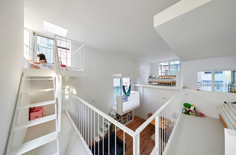 takeshi hosaka architects extrudes the balconies of this tokyo house ...